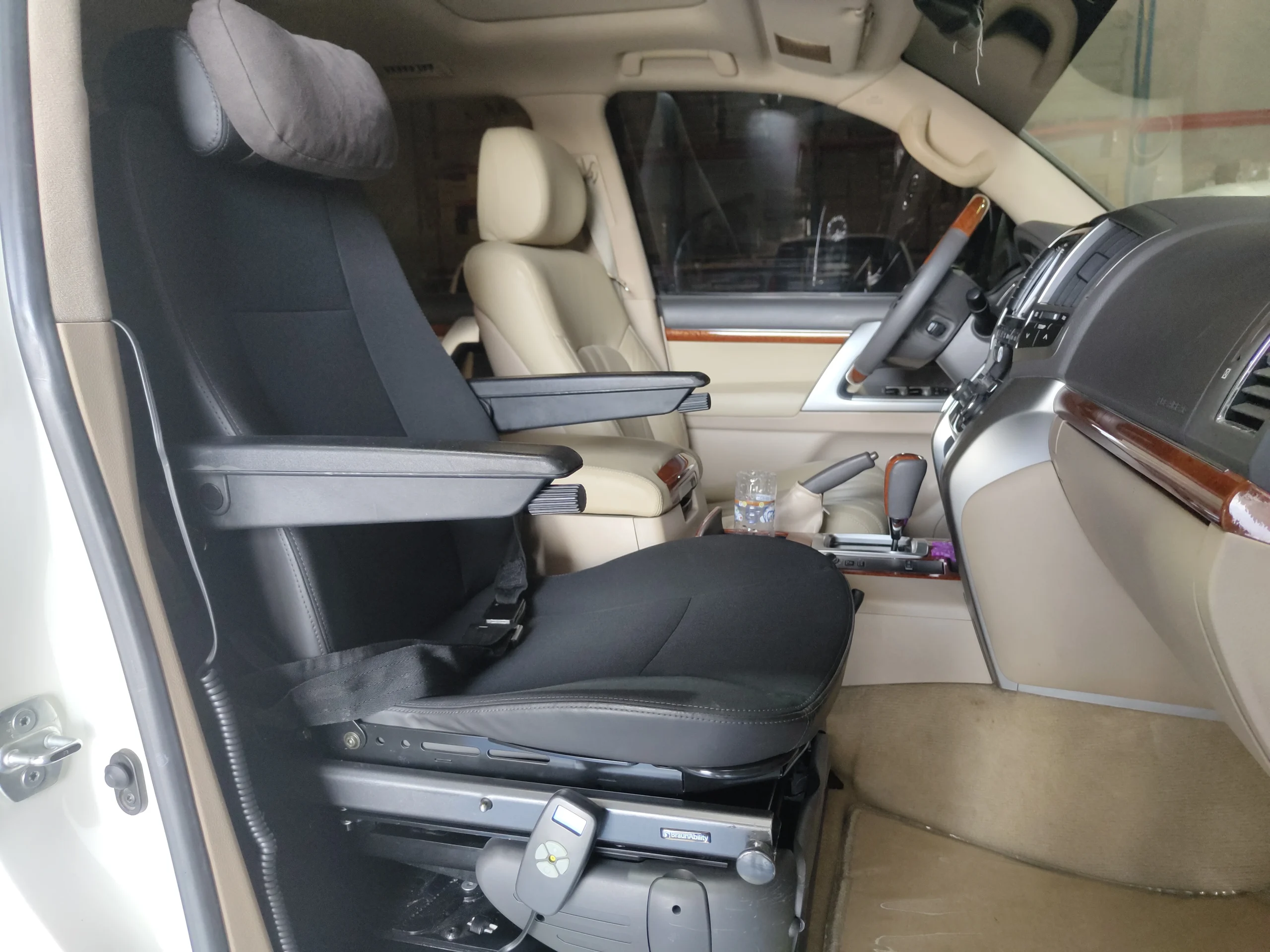 Caroflex Seat Installed on a Land Cruiser inner view