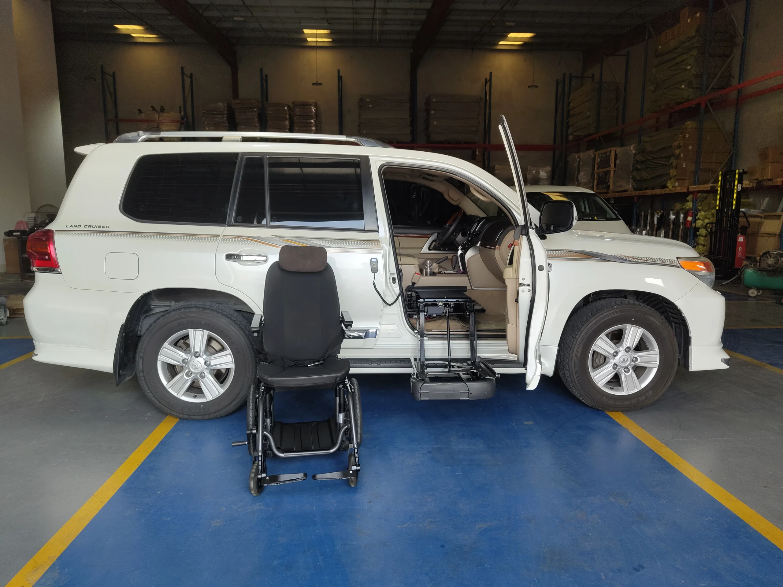 Caroflex Seat Installed on a Land Cruiser side view
