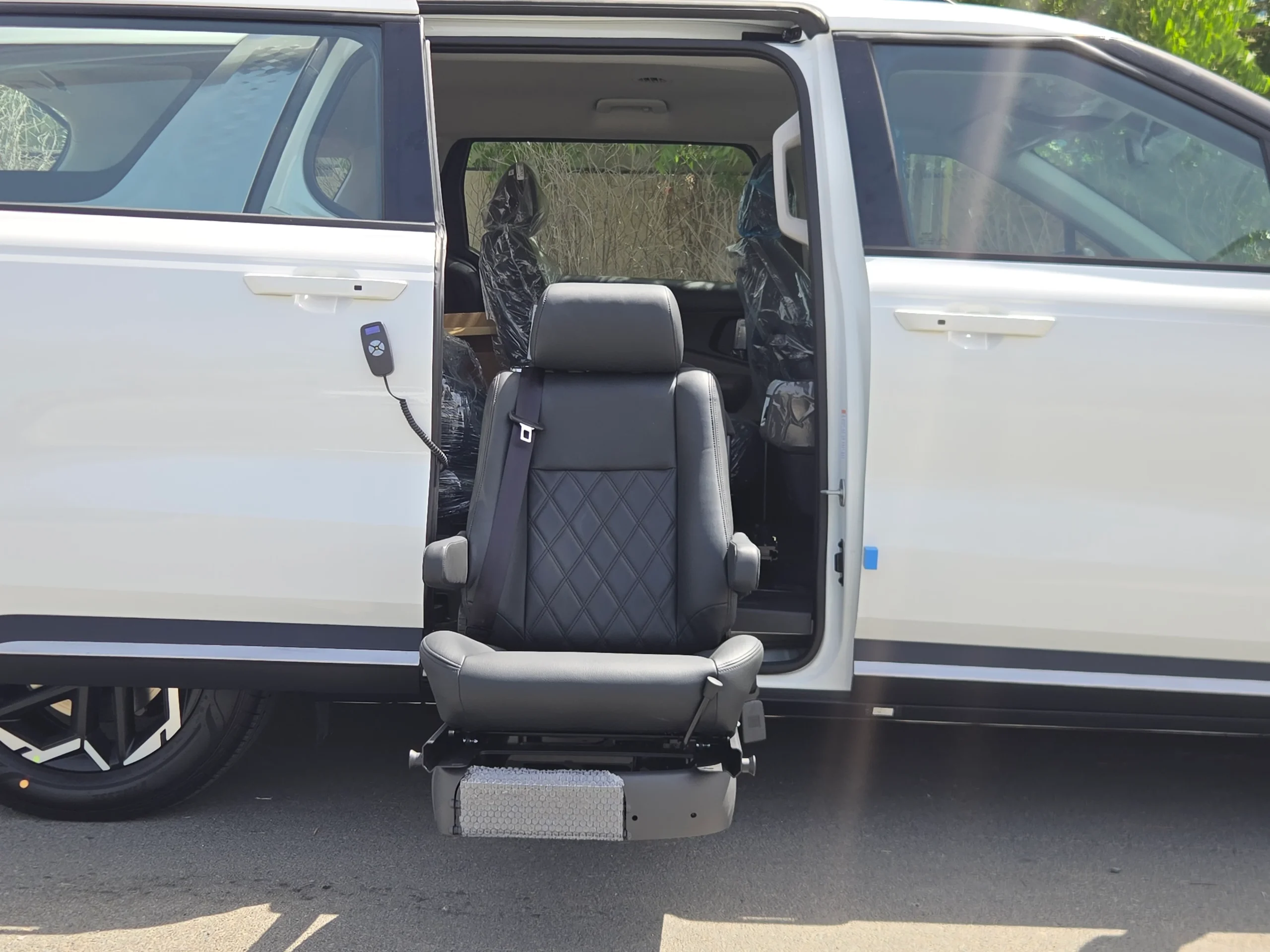Kia Carnival Swivel Seat - Image 10