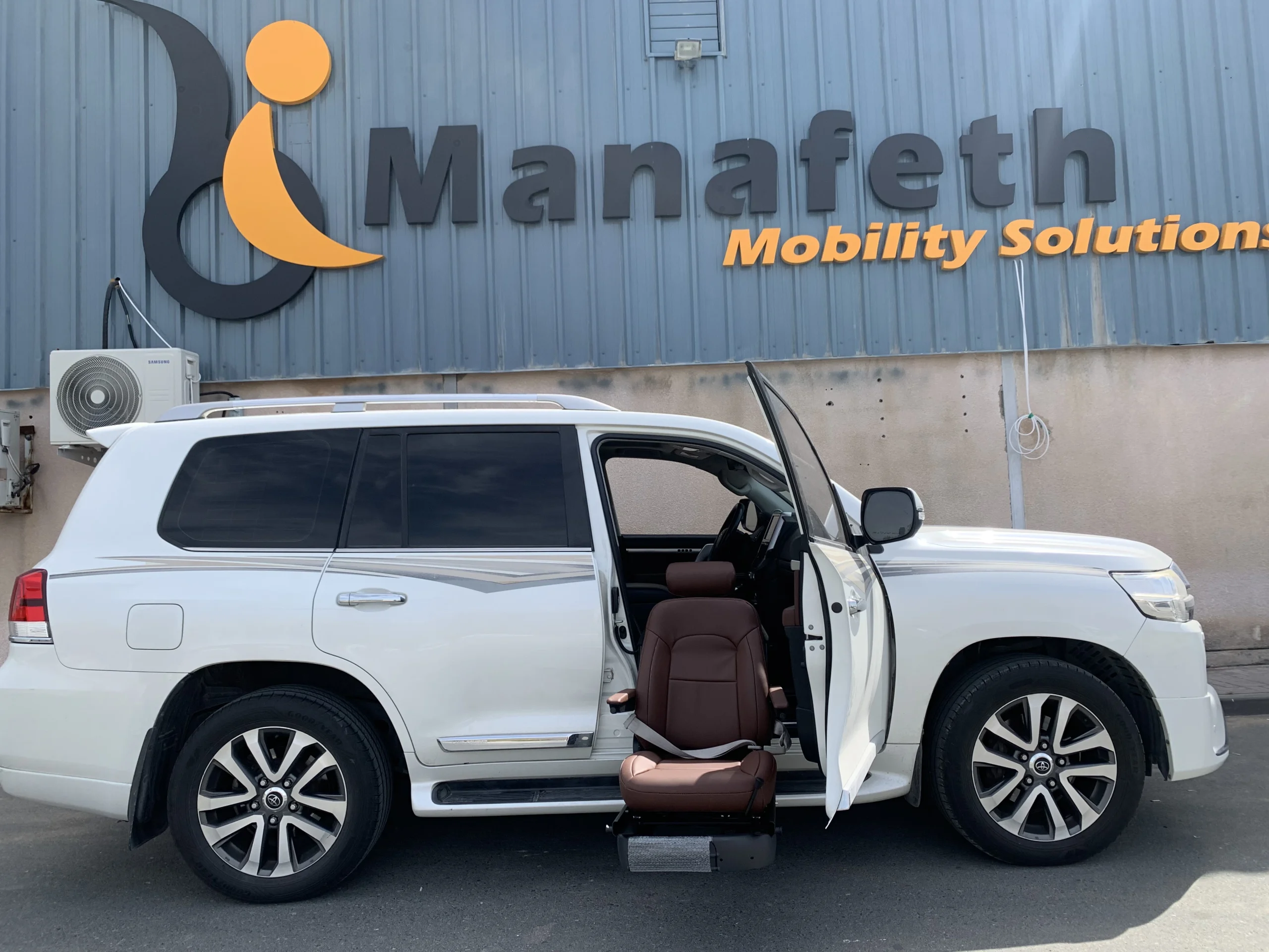 swivel Seat Installed on a Land Cruiser Side view