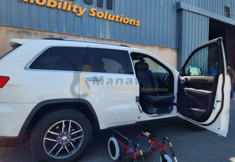 Jeep Grand Cherokee Swivel Seat with Carony by Manafeth