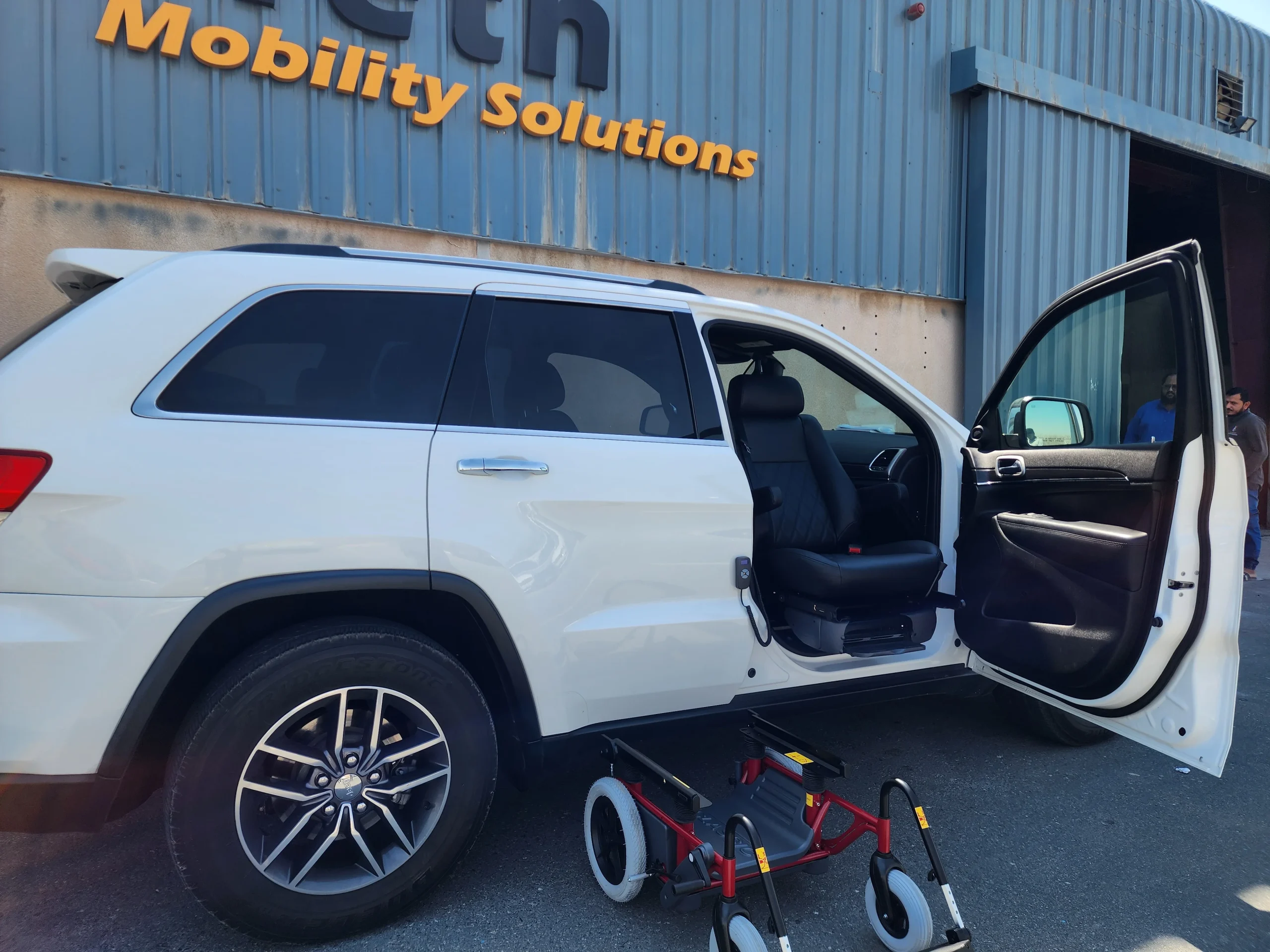 Passenger side exterior right view of Jeep Grand Cherokee Swivel Seat with carony