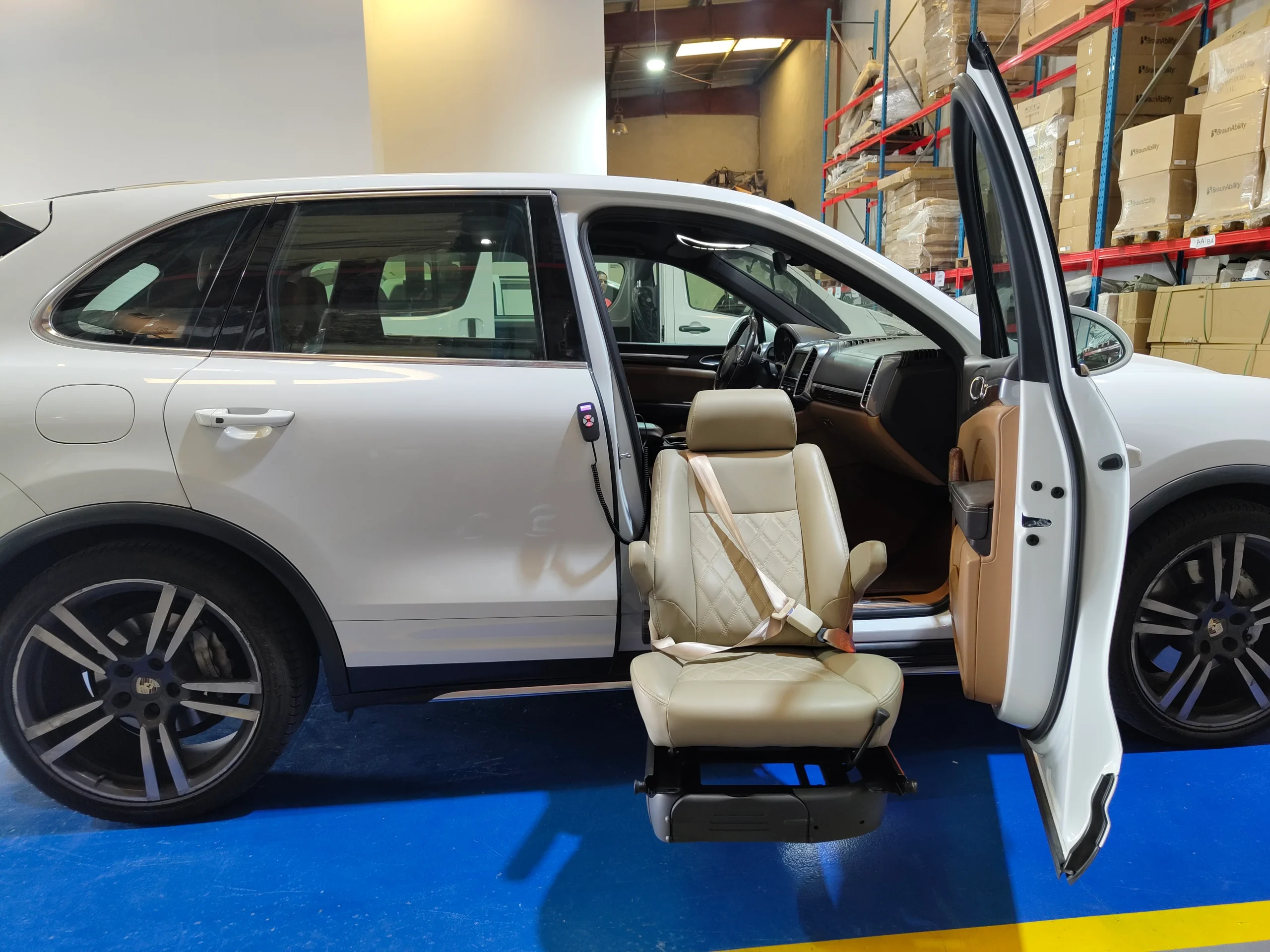 Full view of passenger side Turny Car Seat Porsche Cayenne S
