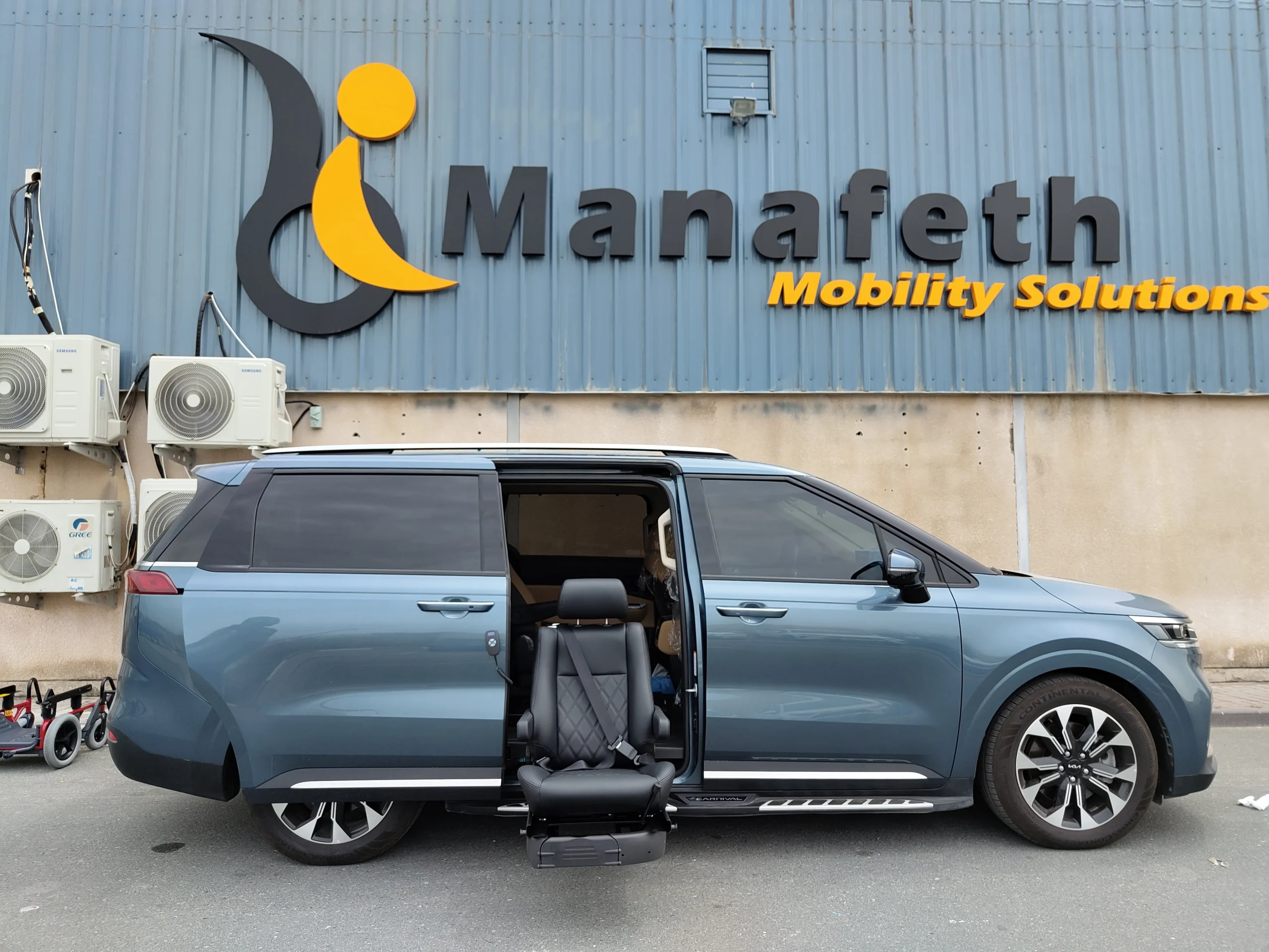 Driver side view of KIA Carnival Swivel Seat