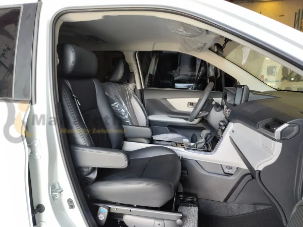 Toyota Veloz passenger side swivel seat