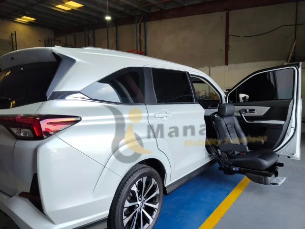 Toyota Veloz with Turny seat
