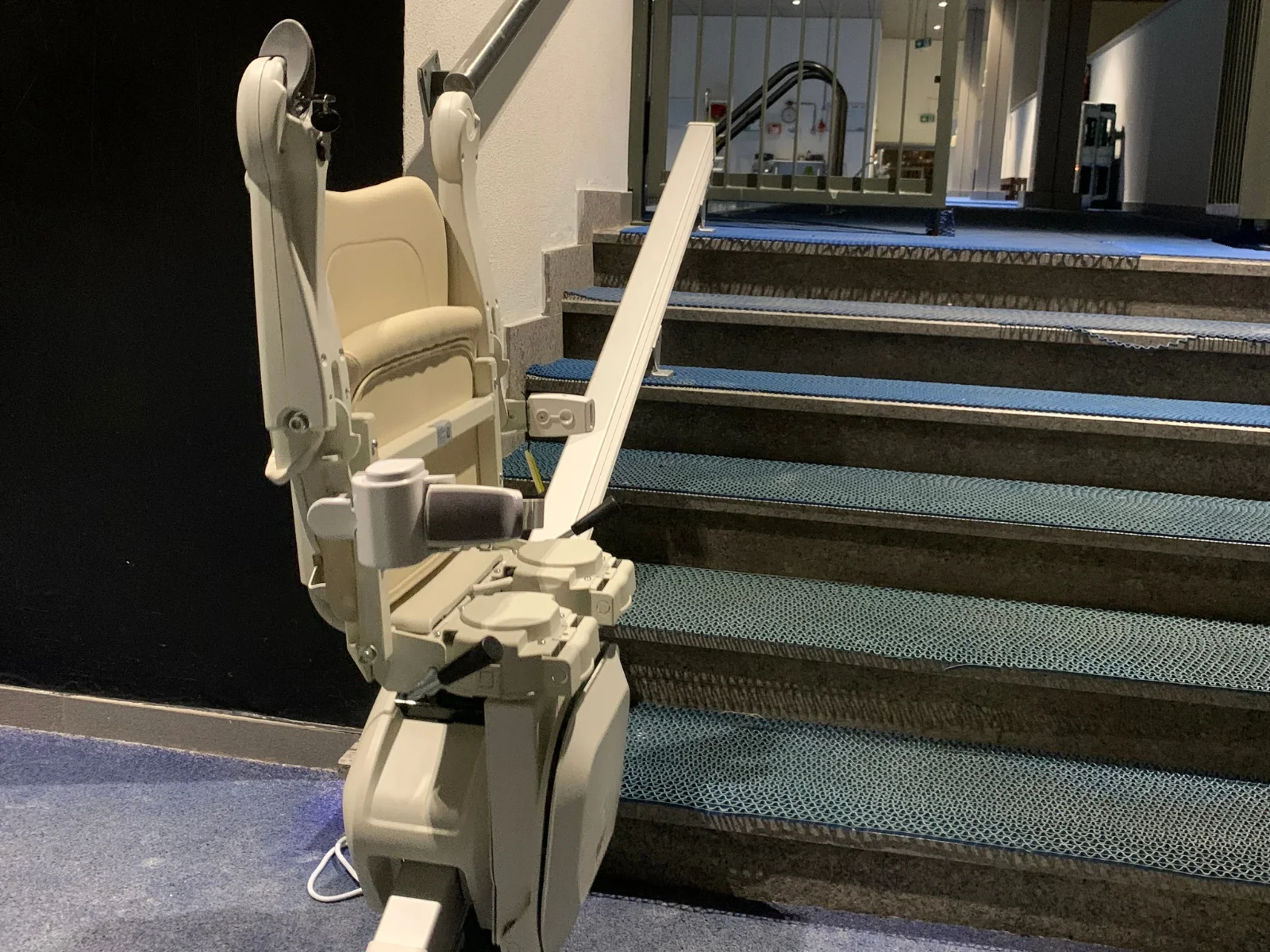 Stairlift for straight stairs