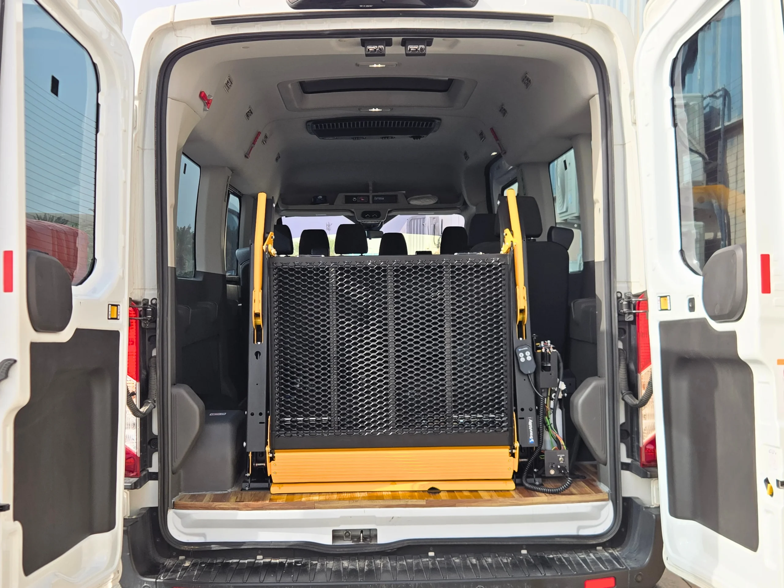 Wheelchair Lift for Ford Transit - الصورة 3