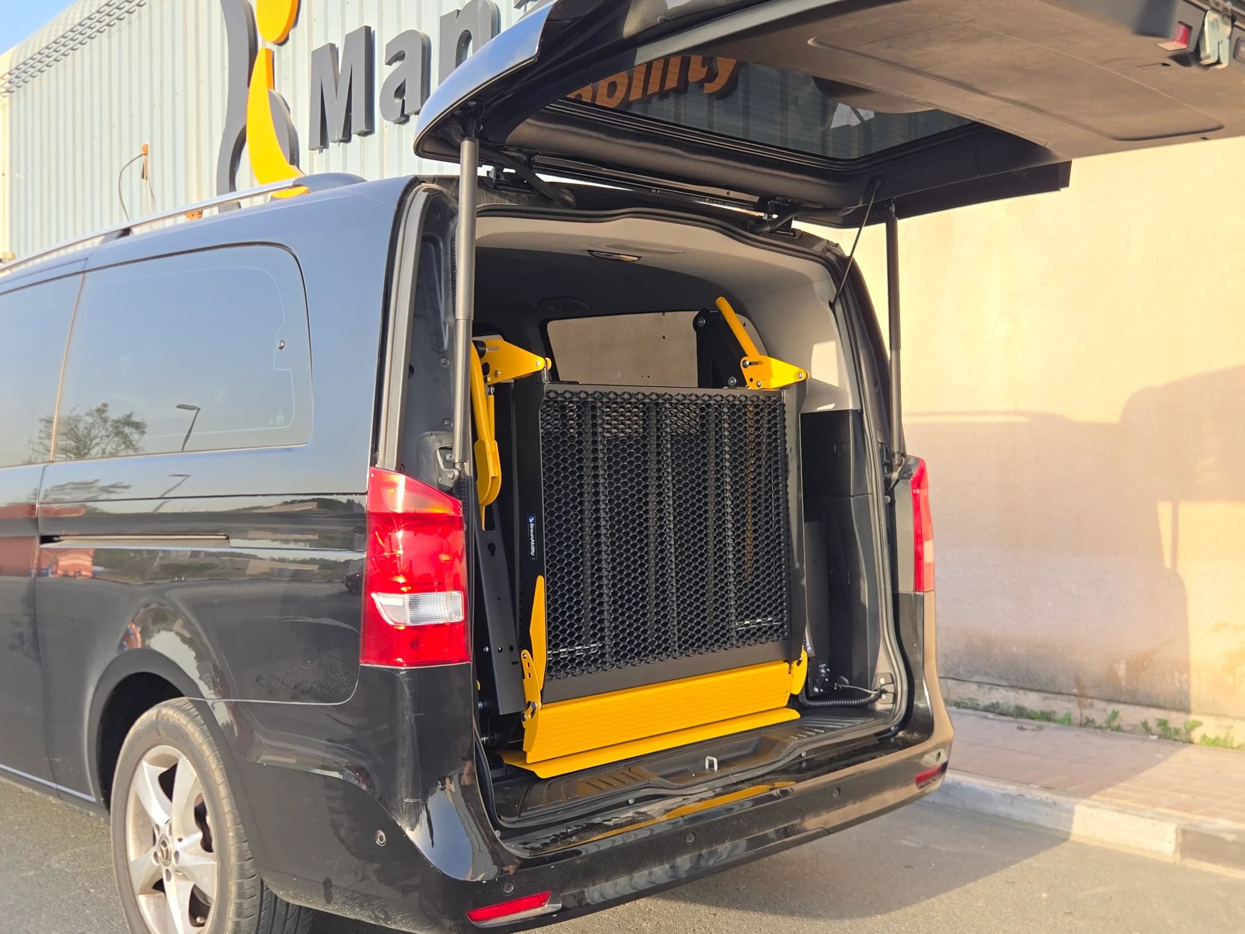 Wheelchair Lift for Mercedes-Benz V250 - الصورة 7